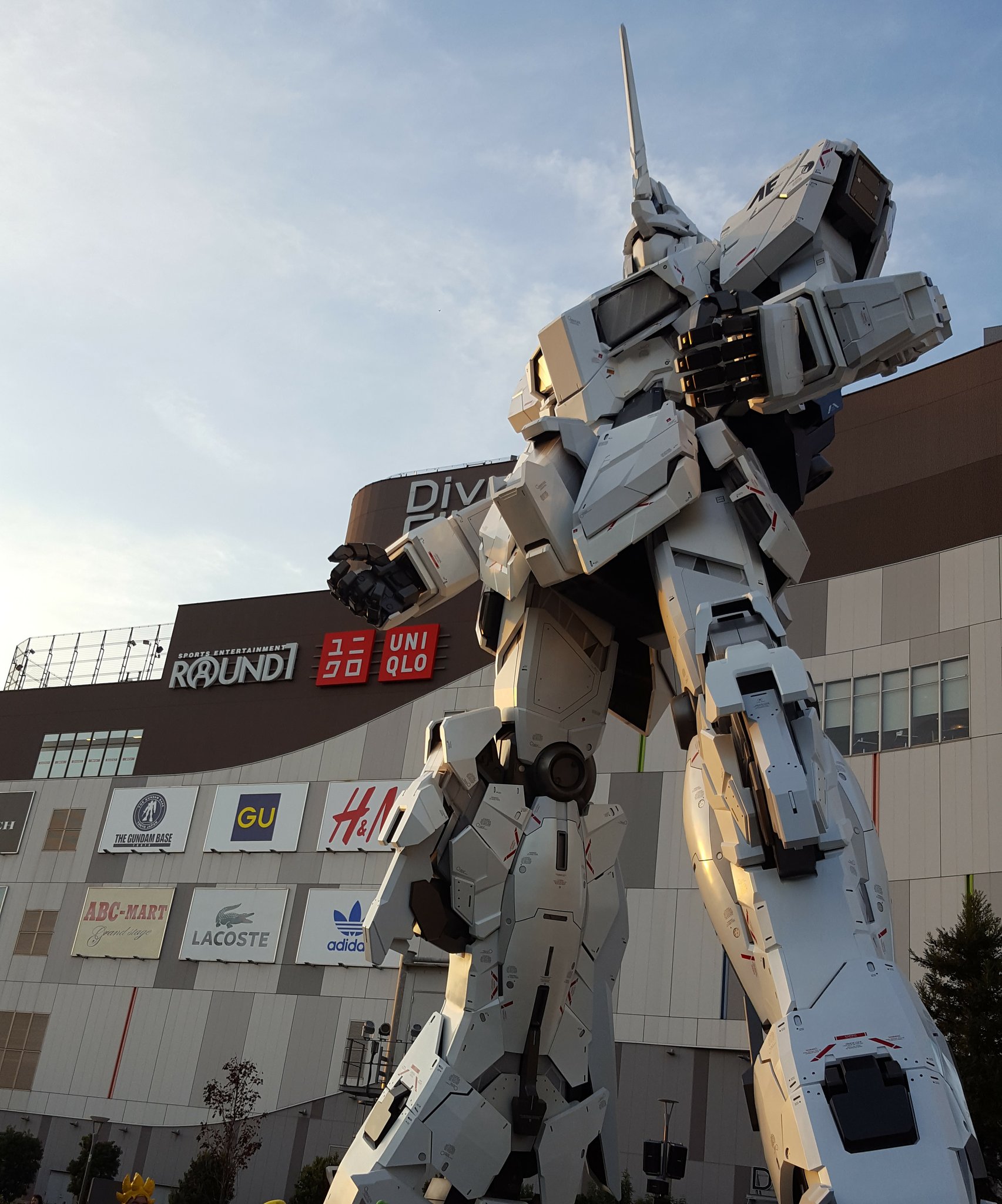 Aka お台場海浜公園のガンダム立像 いつか ガンダムooに ならんかなー 夜になって ライトアップで Ooライザーが トランザムライザー になったら ワクワクすっぞ 撤去されたrx78 2は どこに行ったの お台場海浜公園 ガンダム立像 Rx78 2 Unicorn Oo