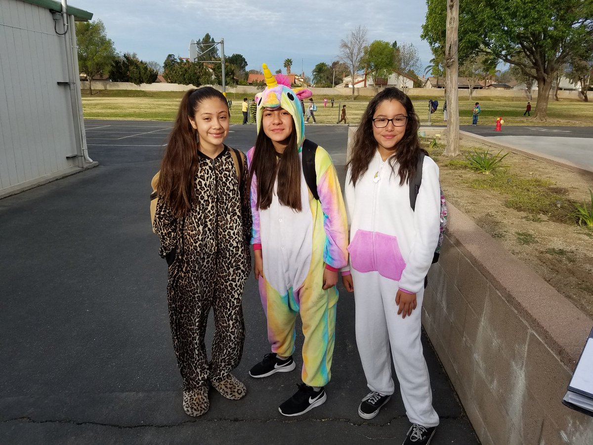 FUSD_Locust's tweet photo. Pajama Day! @FUSD_Locust @FontanaUnified #ReadAcrossAmerica https://t.co/hxBmgafkto