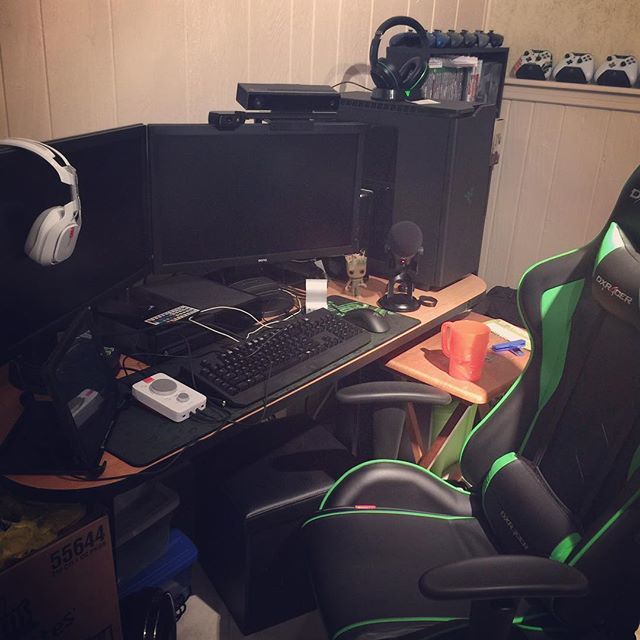 LatinoHeat2582's tweet photo. The way my setup looked like right after I built my pc in November of 2015! #twitch #twitchstreamer #pc #pcmasterrace #xboxsetup #xbox #xboxone #dxracer #astrogaming #turtlebeach #razer #latinoheat #latinoheat2582 #asus #groot #funkopop #backintheday https://t.co/cuV9jNnqDp https://t.co/NShGYhLc2y