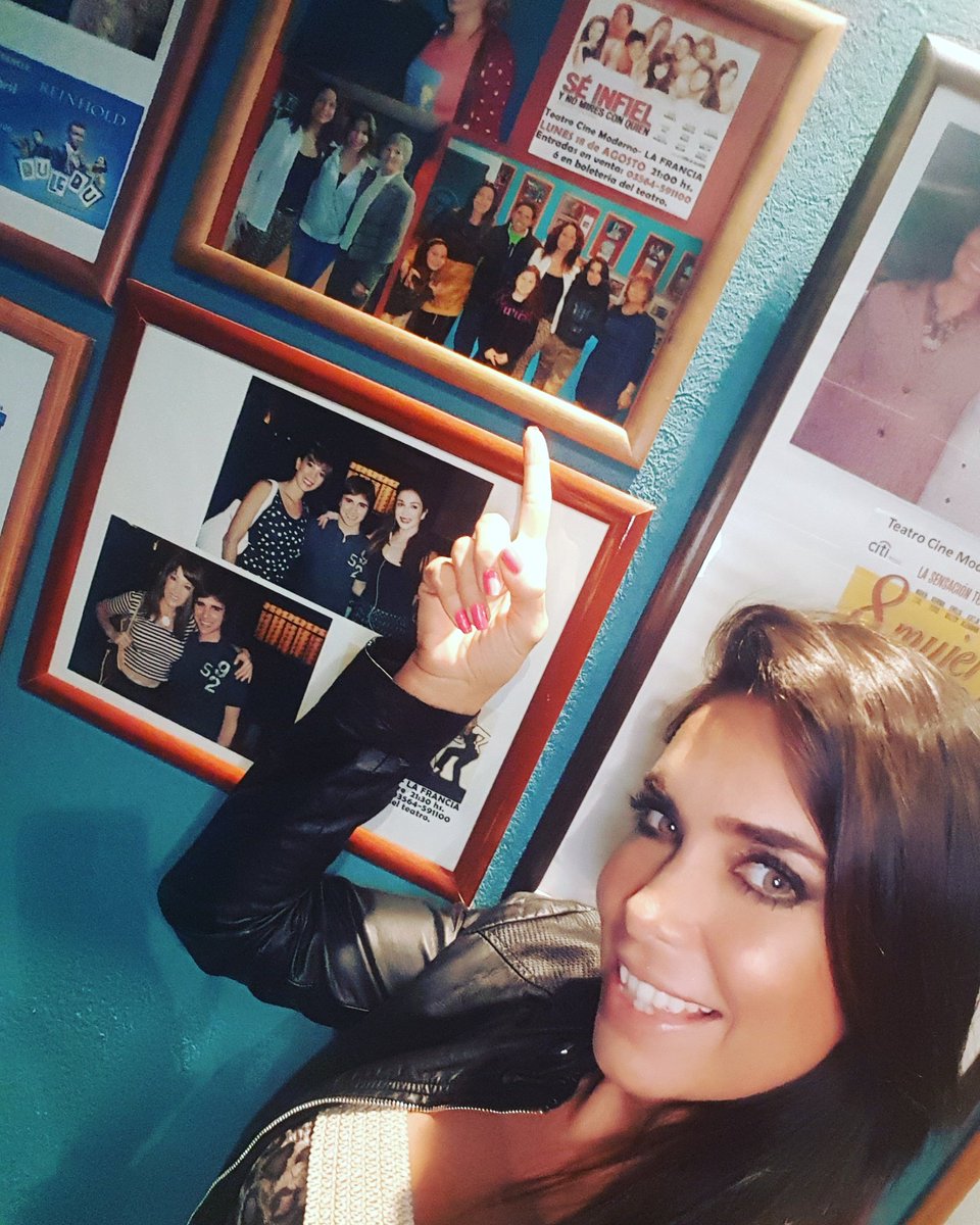SabriRavelli's tweet photo. Lindo llegar al Teatro de La Francia con #Acaloradas y ver que tienen un cuadro de una de mis obras del 2014 "Se infiel y no mires con quien" 🎭 https://t.co/CtTLlMN8z7