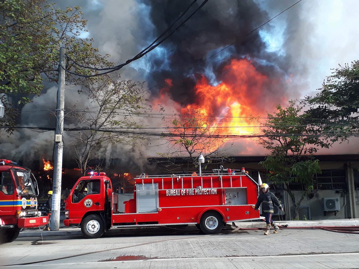 tinigngplaridel's tweet photo. ATM: Shopping Center is on fire. Fire trucks are already in the vicinity. https://t.co/OGZbhLpJNg