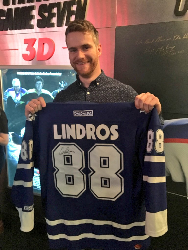 garethbush's tweet photo. @westernuAlumni Thanks for helping me finally get my 14 year old Lindros jersey signed! Happy Founder's Day. #Project140 #WesternU https://t.co/L8gTnHhs8W