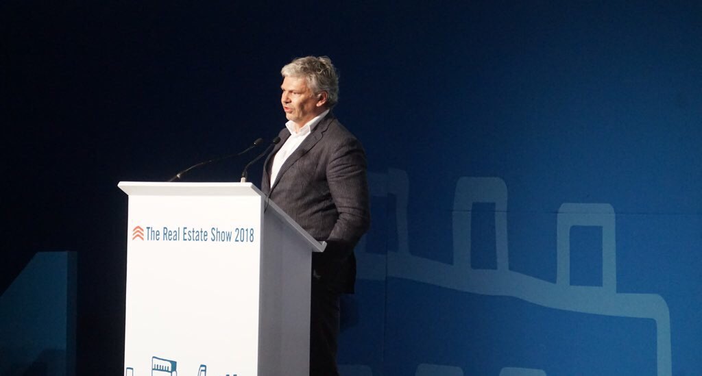 RealEstate_Mx's tweet photo. Casi para terminar con el evento, la conferencia de #BrandonHaw fundador de la firma Brandon Haw Architecture con el tema 
“¿Qué es lo que hace a una gran ciudad?” https://t.co/0396e31sWJ