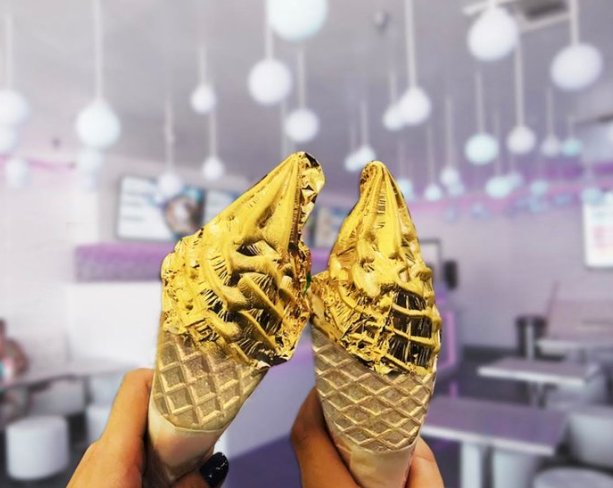 OurOrdinaryLife's tweet image. Just steps away form #expowest2018 head on over to @Snowopolis for unique desserts and more! #Snowopolis #VisitAnaheim #AD #MomBlogTourFF @Visit_Anaheim