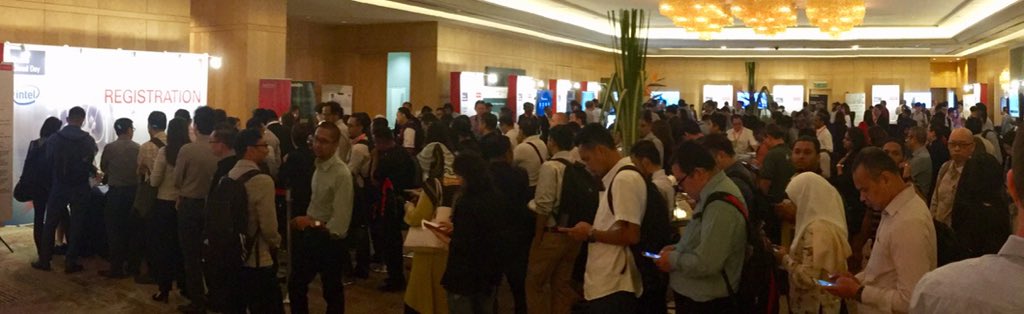 yazad's tweet image. Kick off with several hundred leaders already queued up! #MYOracleinnovationsummit