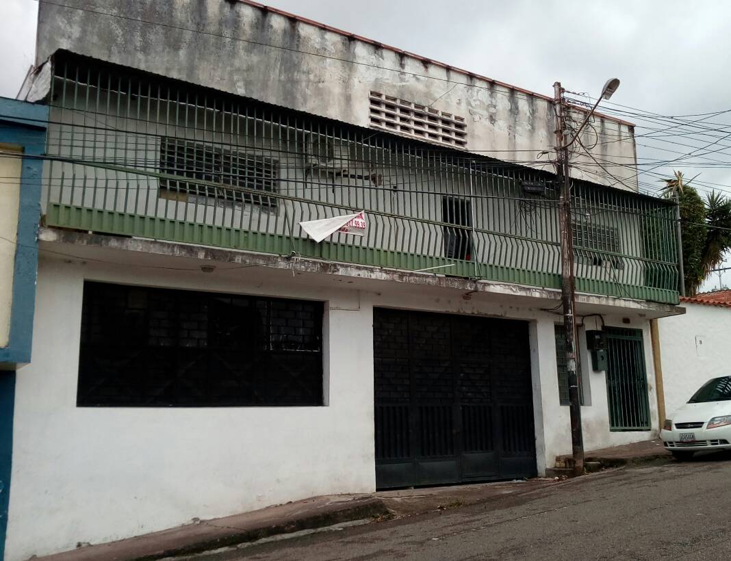 Se alquila: Galpón en la carrera 12 de La Concordia, una cuadra más arriba de TRT 15 mts de frente y 50 de fondo, cuatro baños y oficina.  
Para mayor información comunicarse al 04265781500