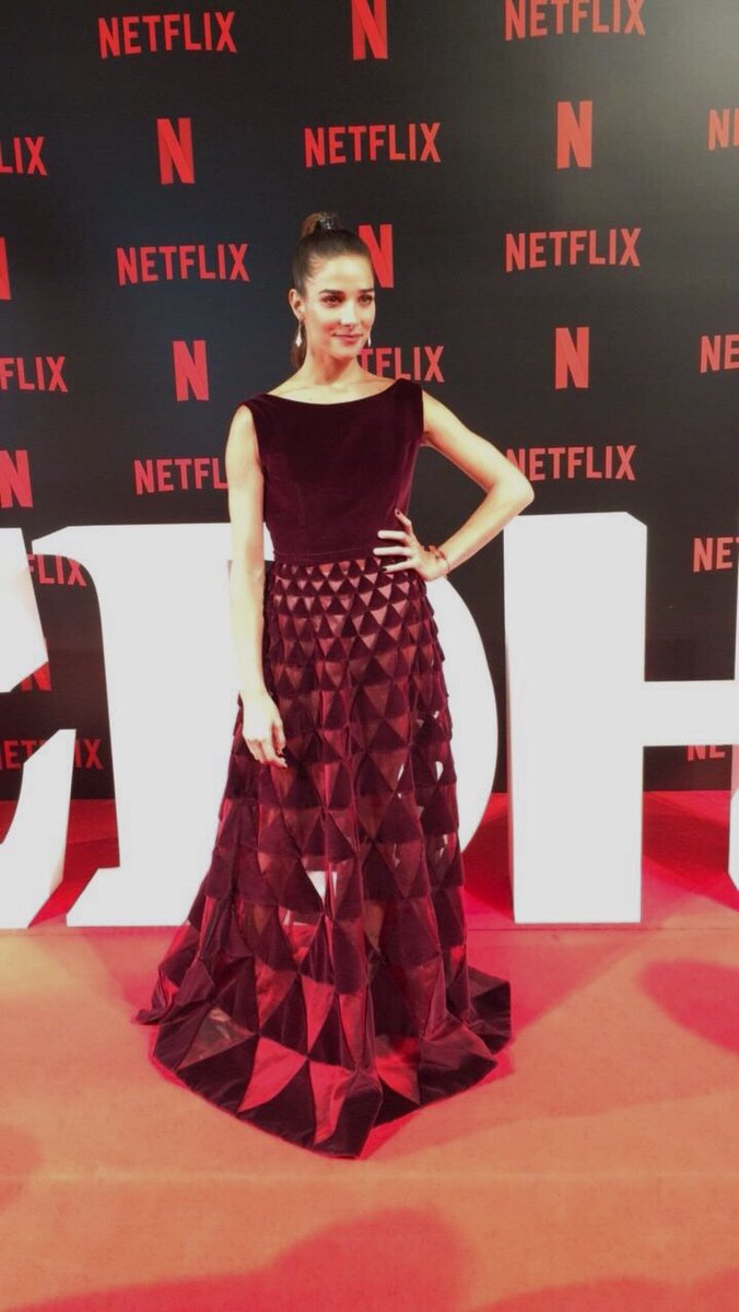 Edha_Netflix's tweet photo. La vida es muy corta para vestir ropa aburrida. https://t.co/ZYcVRnYMFl