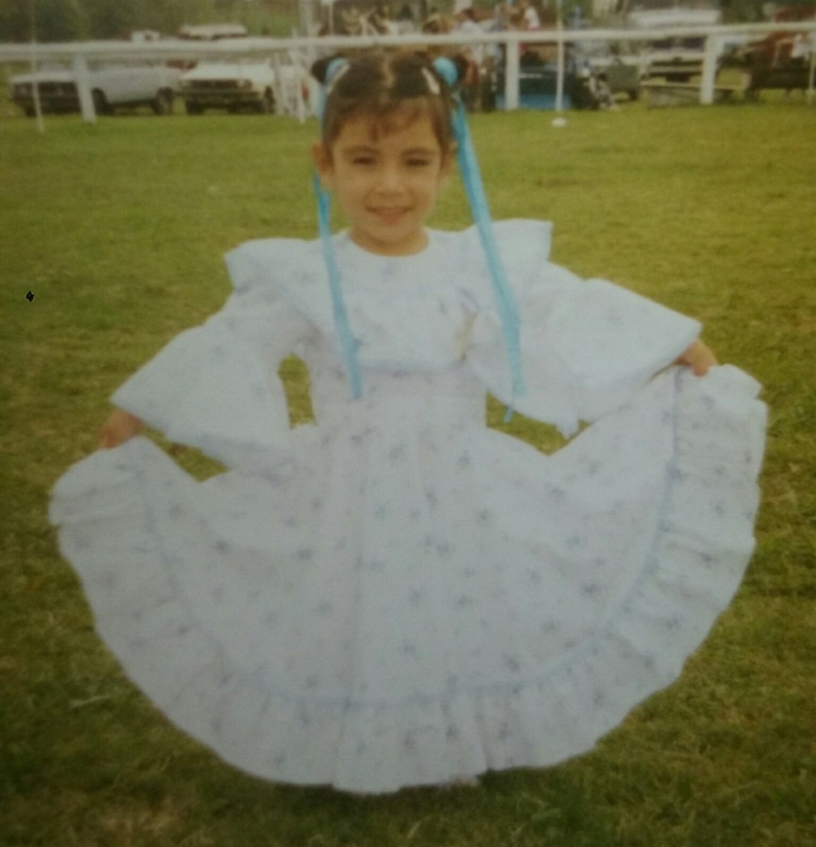 DISLEXI0SAS's tweet photo. tenía unos cuatro o cinco años y bailaba folklore lloro en la otra era antes de ir a los quince de mi prima ahre #PubertyGF https://t.co/mv4FvHLPpQ