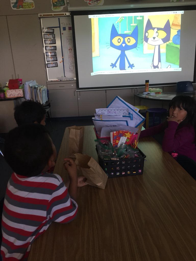 ParksKinder's tweet photo. My class won the popcorn party for the #ReadAcrossAmerica spirit week. #amazingpta #Competitiveclass #buildingcommunity #theyearnedit https://t.co/8O2fvFjhFk