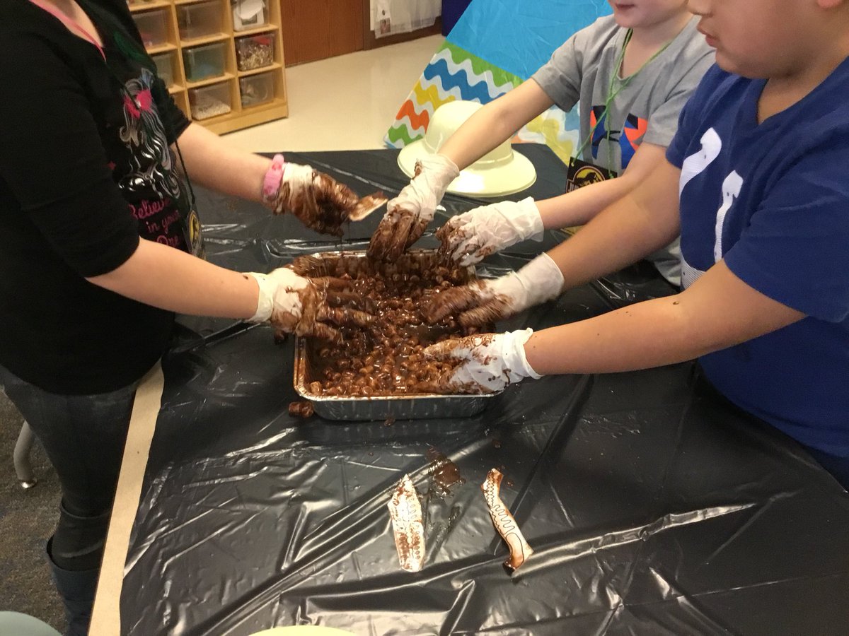 MsMitchell04's tweet photo. Dinosaur week has nearly come to an end! We will end dinosaur week by Skyping a real paleontologist! #rcpssuccess #bethewildcard #kidsdeserveit #SkypeClassroom https://t.co/HgdFyXdDEE