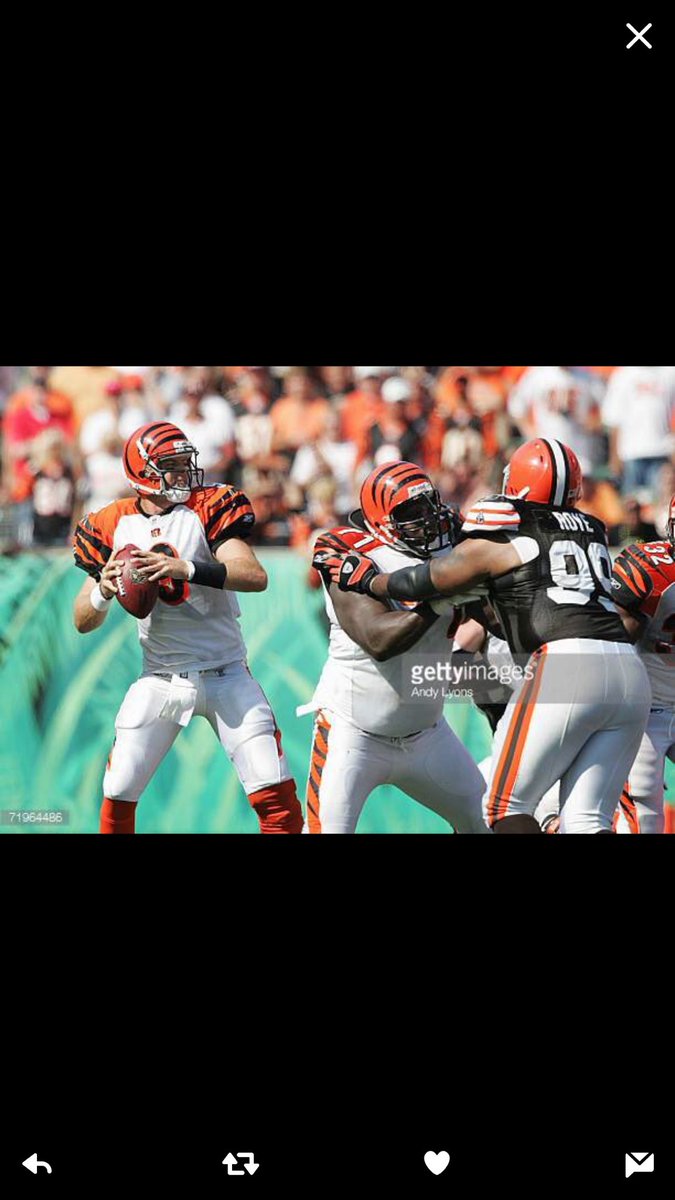 BigWillie7179's tweet photo. When we teach "low hands" this is what I mean. He never sees my hands . No matter what angle he's coming at . Here this is a 3-4 Defensive End. #Bengals #Browns #OffensiveLine #WillieAndersonLinemanAcademy https://t.co/J1JVAi2t9U