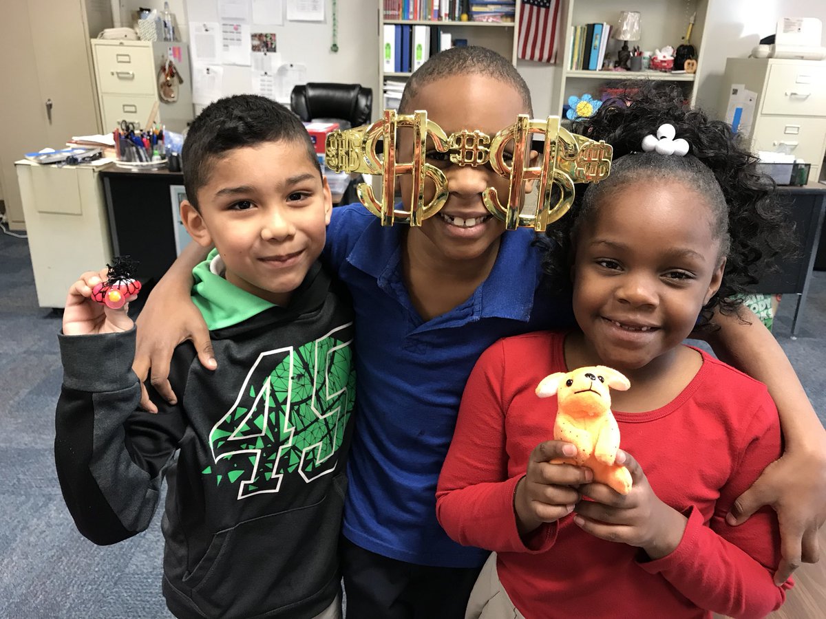 Peacelove1st's tweet photo. Guess who moved up to a new reading level today? 💗✈️💙 #proud #guidedreading #readingrecoverytrained #balancedliteracyprogram @vaatl #treasurebox #icanread https://t.co/WcoUd5kEVY