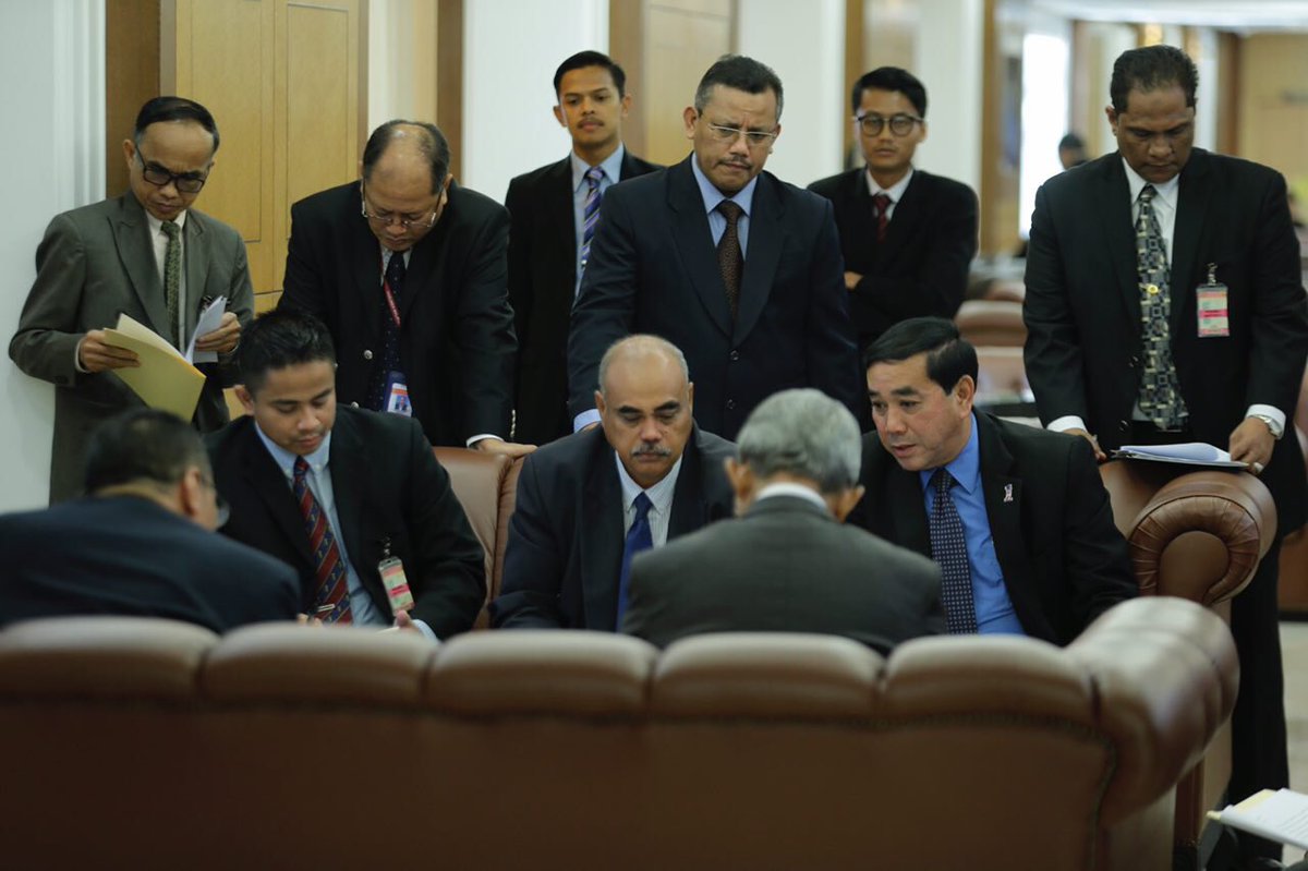 H2OComms's tweet photo. DS @HishammuddinH2O dalam sesi taklimat bersama kepimpinan @MINDEFMalaysia sebelum sesi soal jawab berkenaan kebajikan anggota &amp; veteran ATM khususnya berkaitan kesihatan &amp; kos sara hidup di Dewan Rakyat, pagi ini https://t.co/4vt3UxOheK