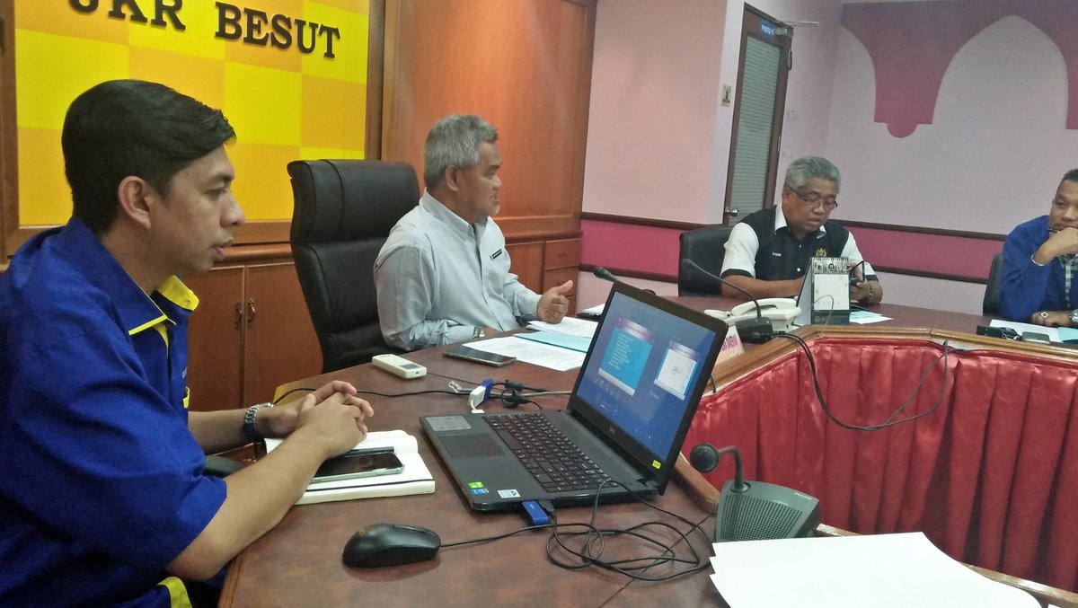 jkrbesut's tweet photo. 7/3/2018-Mesy Pra Pembinaan dan Penyerahan Lukisan Pembinaan kpd kontraktor bg Projek Sek. Daif menggunakan kaedah IBS di Besut @RoslanMdTaha @irckb_chedin @yusufghani200 @JkrMalwi @JKRTerengganu @JKRMalaysia https://t.co/O6zfl46LCM