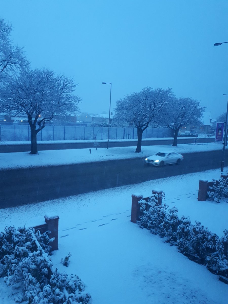 lmclells90's tweet photo. What an amazing, unexpected sight to wake up to 😁😁😲😲! If every day was like this, getting up for work wouldn't be an issue haha! #snowinliverpool 😁😍😍😍 Xxx https://t.co/e072C57eHX