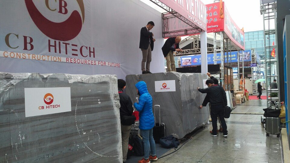 CbHitech's tweet photo. [3rd day] In spite of the falling rain,  our first Japanese visitors  from Yabashi Marble company still express their utmost interest and  enthusiasm towards CB Hitech's Jupiter Grey Marble products.
#XiamenInternationalStoneFair, #Stonefair, #jupitergrey, #jupitergreystone https://t.co/sS7hAnmFsT