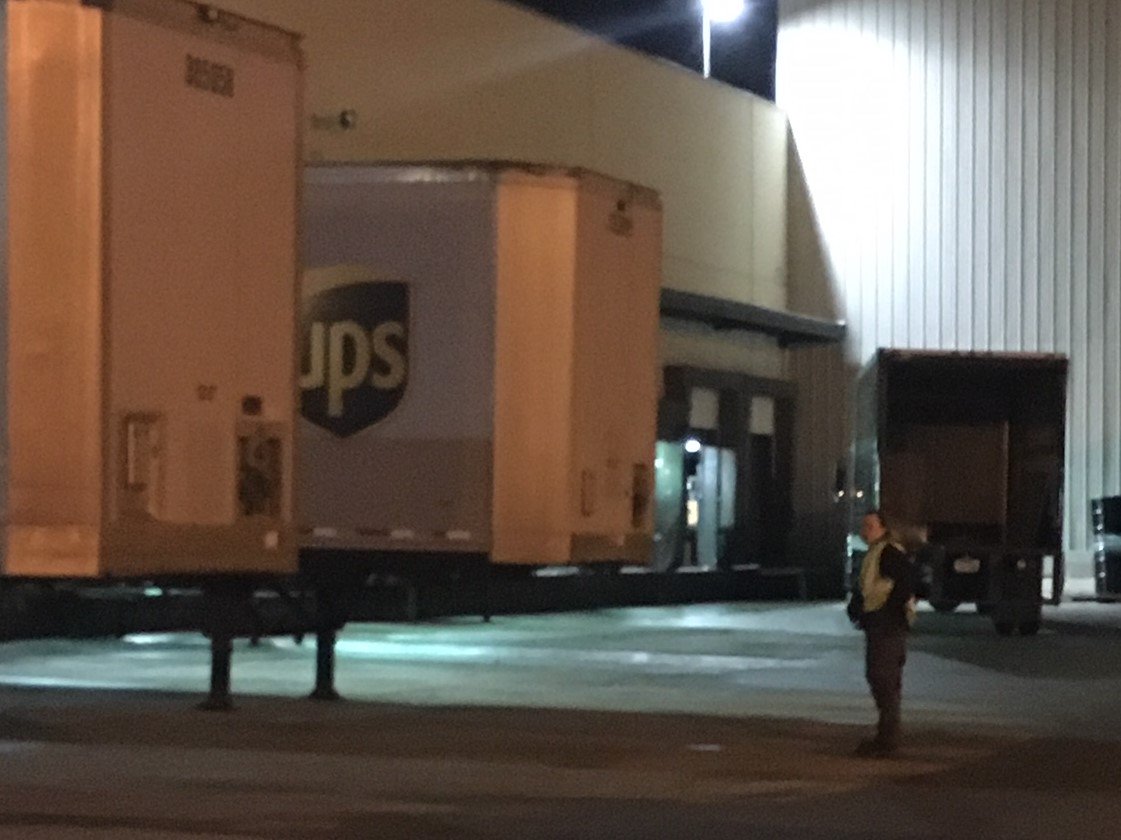 upsjdhill63's tweet photo. Salt Lake Midnight PT Supervisor Bradon Lopez, making sure everyone can see him while checking off trailers in his yellow safety vest.  #caughtsafely @DesertMTUPSers @kennethcherry26 @DarrenMooreDM @Matthew87210264 @ckuhl0523 @ChadMeier3 https://t.co/dnTxh25s2j