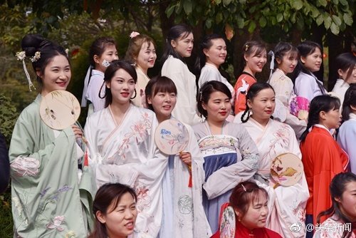 BeautyStyleU's tweet photo. 中国の成都で、女性出稼ぎ労働者は漢服を着て、
＃国際女性ディー　を賑やかに祝う
いつになっても18歳の笑顔であるように🌺🌺🌺 https://t.co/5HDvwJThMP