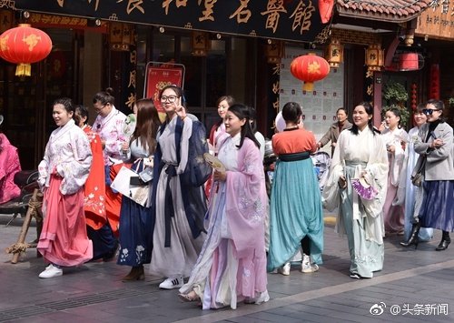 BeautyStyleU's tweet photo. 中国の成都で、女性出稼ぎ労働者は漢服を着て、
＃国際女性ディー　を賑やかに祝う
いつになっても18歳の笑顔であるように🌺🌺🌺 https://t.co/5HDvwJThMP