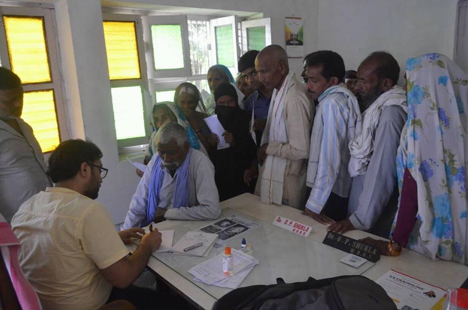 SEHiforeye's tweet photo. A cataract screening camp with Dr Apoorv in association with #SitapurEyeHospital and Friends club was organized at Dr OP Shukla Clinic in #Laharpur today.
O.P.D - 317
Admitted for cataract Surgery - 200
#Sitapur #EyeSight #IForEye #SEH #Health #Eyes #UttarPradesh https://t.co/j9Ie1QgMmG