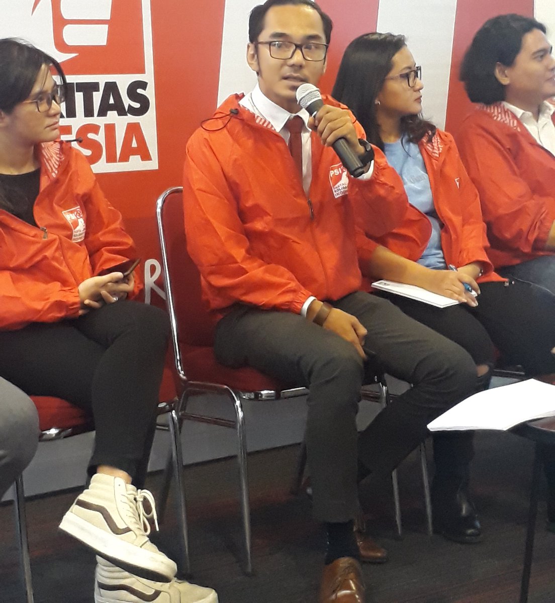 psi_id's tweet photo. "Dengan bonus demografinya, Korea Selatan mencetak 1.000 engineer per tahun. Indonesia harus bisa melihat peluang ini dan memanfaatnya." @Uki23 #InternationalWomensDay #SolidarityLecture https://t.co/FuVUJpV0KU