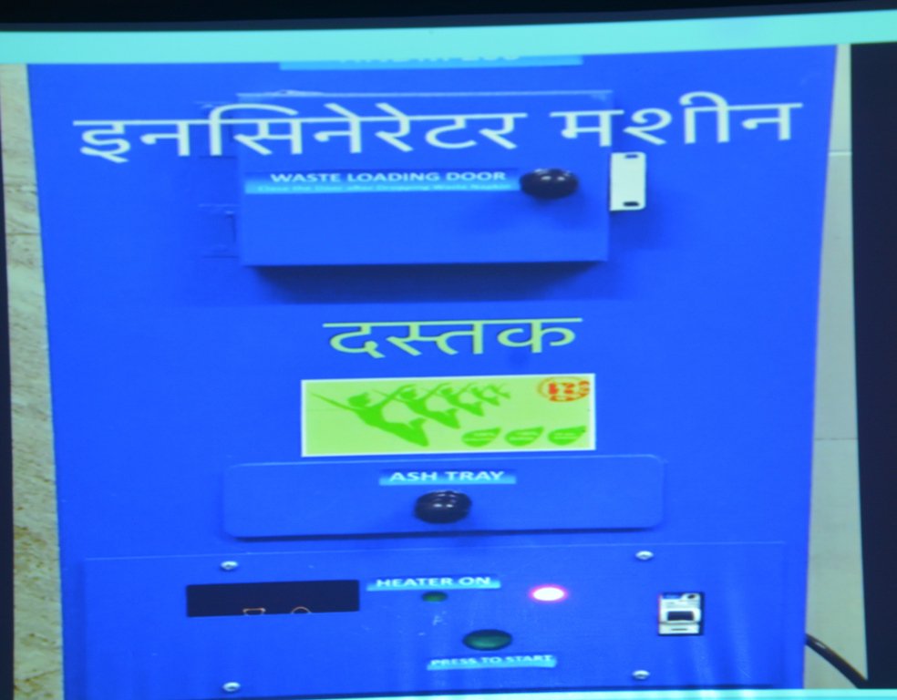 RailMinIndia's tweet image. रेलवे वूमैन्स वेलफेयर सैंट्रल ऑर्गेनाइजेशन द्वारा बनाये गये सैनिट्री पैड &apos;दस्तक&apos; महिला सशक्तिकरण की दिशा में एक बड़ा कदम है, जो समाज में एक परिवर्तन लायेगा #NariShakti4NewIndia