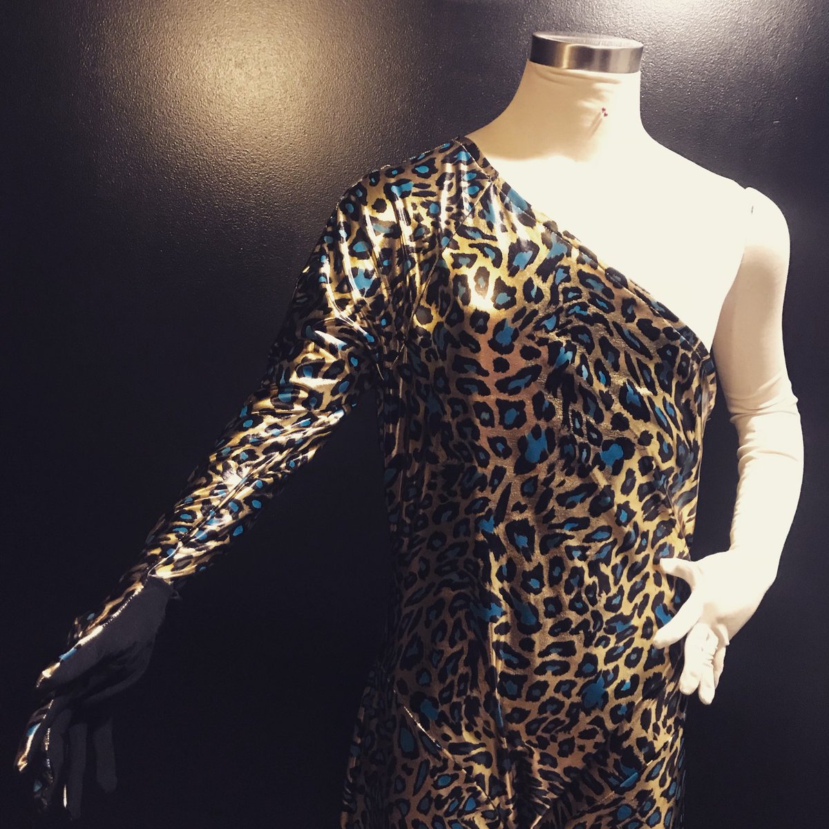 fredriXfaith's tweet photo. Divine (Harris Glenn Milstead) has been dead 30 years as of today, but my mannequin doesn’t know that and I don’t think he needs to 💋 #RIPDivine #Divine #DawnDavenport #FemaleTrouble #JohnWaters #VanSmith #CostumeDesign #fredriXfaith https://t.co/placHeheUK