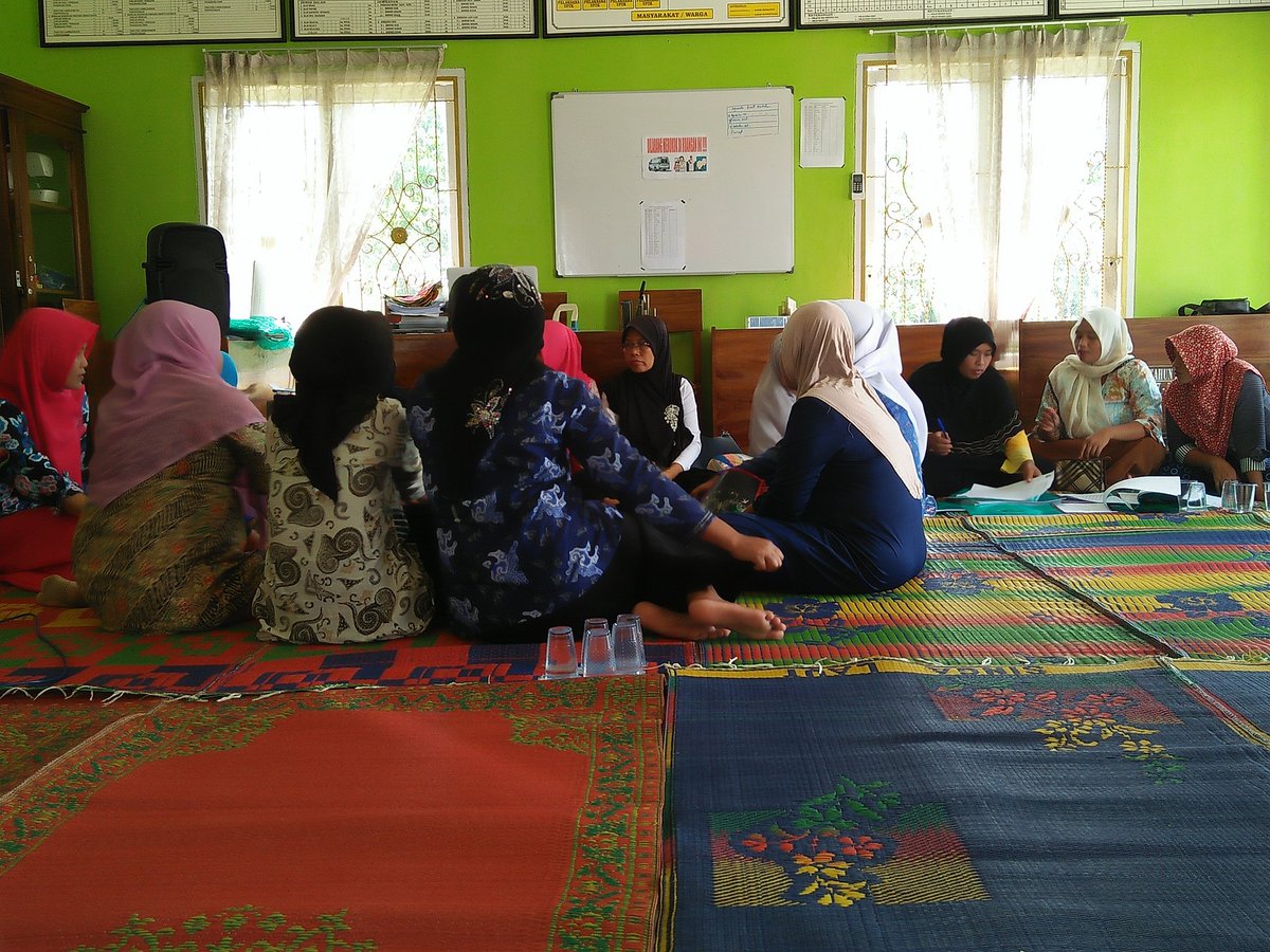 FebriyanaEva's tweet photo. Musyawarah Kel.Perempuan terkait #prukades utk peningkatan produksi Keripik Pisang di Kp. Sribasuki @jokowi @EkoSandjojo @anwsanusi @madjid_taufik @fachrilabalado @tppindonesia https://t.co/EikMgNGQio https://t.co/esXPInEYdA