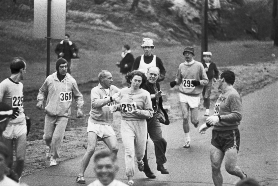 CoureurDimanche's tweet photo. 1967, Kathrine Switzer brave l'interdit et prend le départ du Marathon de Boston réservé aux hommes. Son but? Défendre le droit des femmes de courir le marathon en compétition officielle 👊

2018, vous êtes des millions de marathoniennes ! 🙂

#journeedesdroitsdesfemmes https://t.co/3ywyfV02ni
