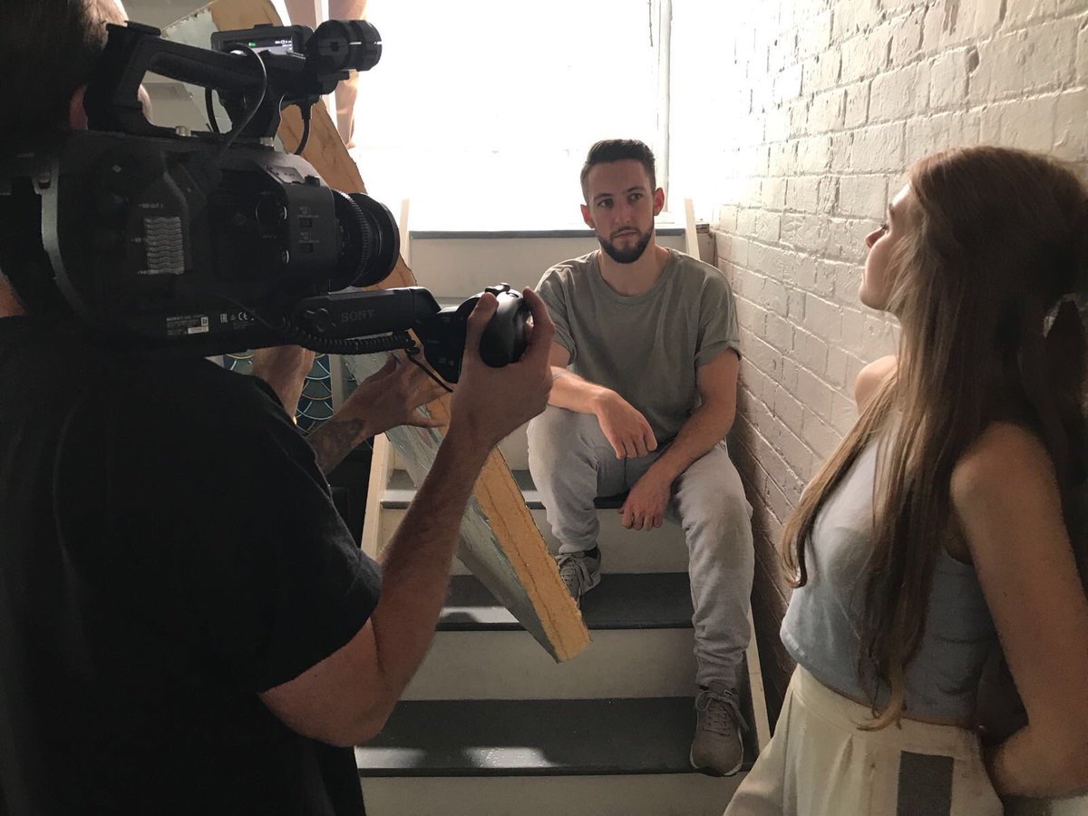 SLFanGroup's tweet photo. Some behind the scenes photos from the video ‘let me in’ ❤️👌🏽 #music #skinnylivinguk #dance #art #BehindTheScenes https://t.co/dg9Is8U4K3