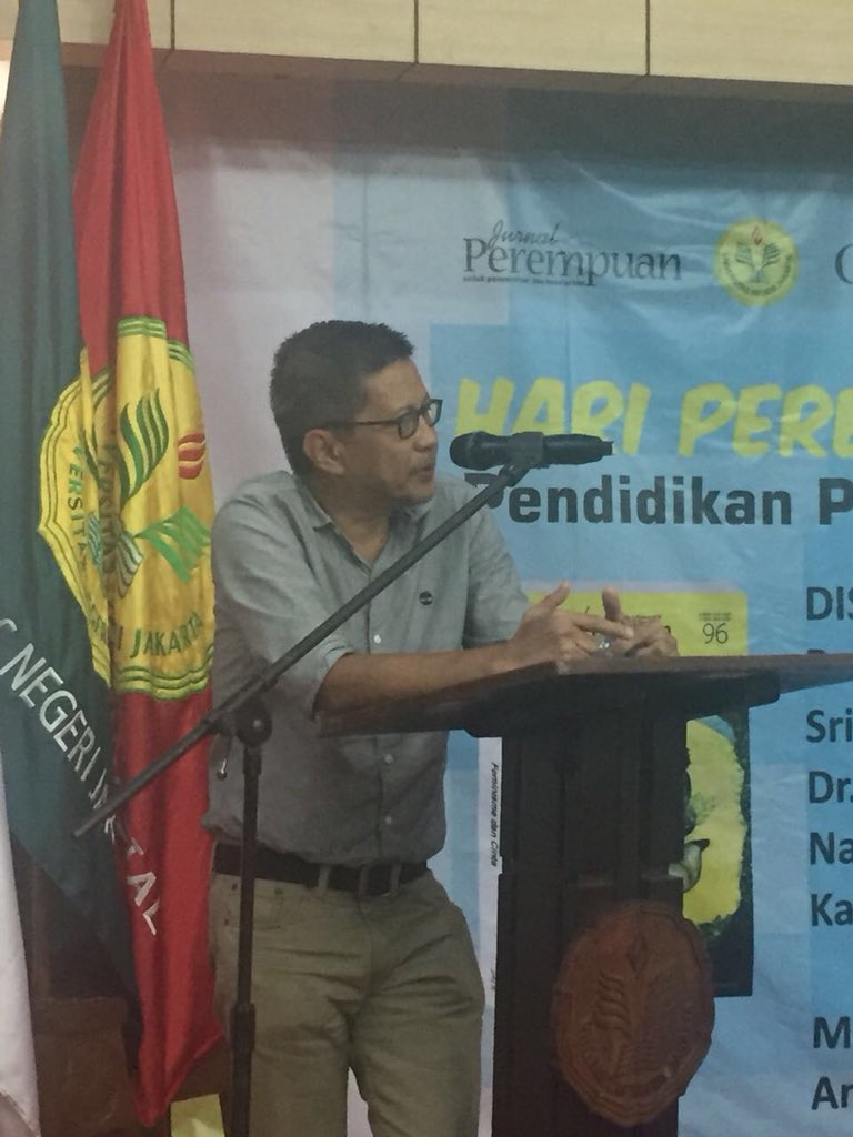 jurnalperempuan's tweet photo. @rockygerung memberikan kuliah umum tentang Cinta dan Politik @canEmbIndonesia
#HPI2018 #IWD2018 #MyFeminism #Press4CHange #JP96 #FeminismedanCinta #LovisLove https://t.co/CcPrktGFwK