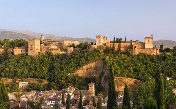 Conoce la #Alhambra de #Granada, uno de los monumentos más visitados de #España, con una escapada de fin de semana por #Andalucia este mes de #marzo 🚘🚌✈️🚃

¡Disfruta de todo el patrimonio de esta bonita ciudad!

escapadasyviajes.es/espana/ver-esc…