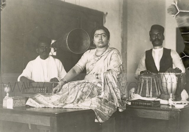 OmnibusTheatre's tweet photo. बोल्ड और निडर आइकन ✊A bold and fearless icon ✊Her name was Gauhar Jaan. Groundbreaker and India's first female icon ✨ Celebrate #InternationalWomensDay ✨ See this play about her remarkable story 10-29 April 👉 https://t.co/dYUZSV5Jbg ♀ #IWD2018 #GauharJaan #oneboldstep🌹 https://t.co/GThOsE2J0t