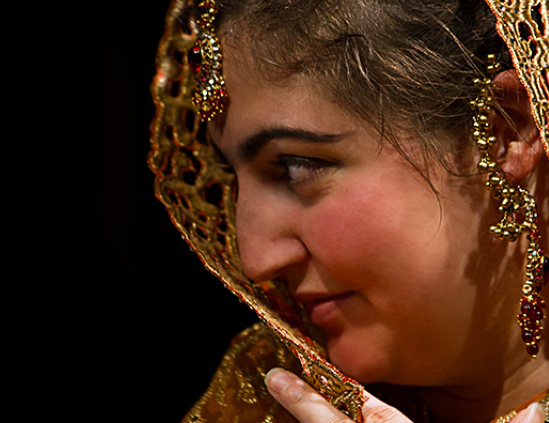 OmnibusTheatre's tweet photo. बोल्ड और निडर आइकन ✊A bold and fearless icon ✊Her name was Gauhar Jaan. Groundbreaker and India's first female icon ✨ Celebrate #InternationalWomensDay ✨ See this play about her remarkable story 10-29 April 👉 https://t.co/dYUZSV5Jbg ♀ #IWD2018 #GauharJaan #oneboldstep🌹 https://t.co/GThOsE2J0t
