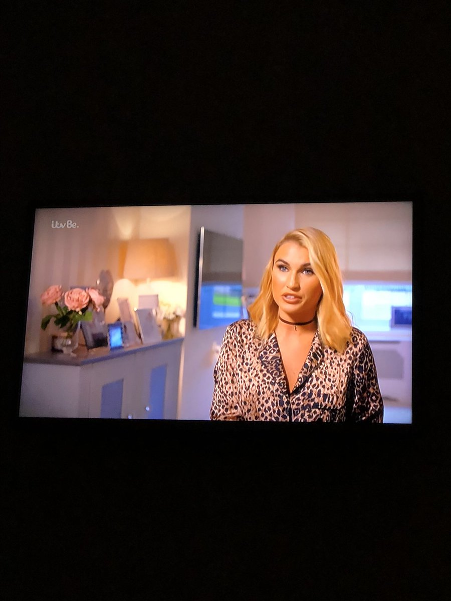KelCallender's tweet photo. @BillieFaiers where is your shirt from please?? Can’t see it on the Minnie’s boutique website or in the style? X https://t.co/PXs02wMeLo
