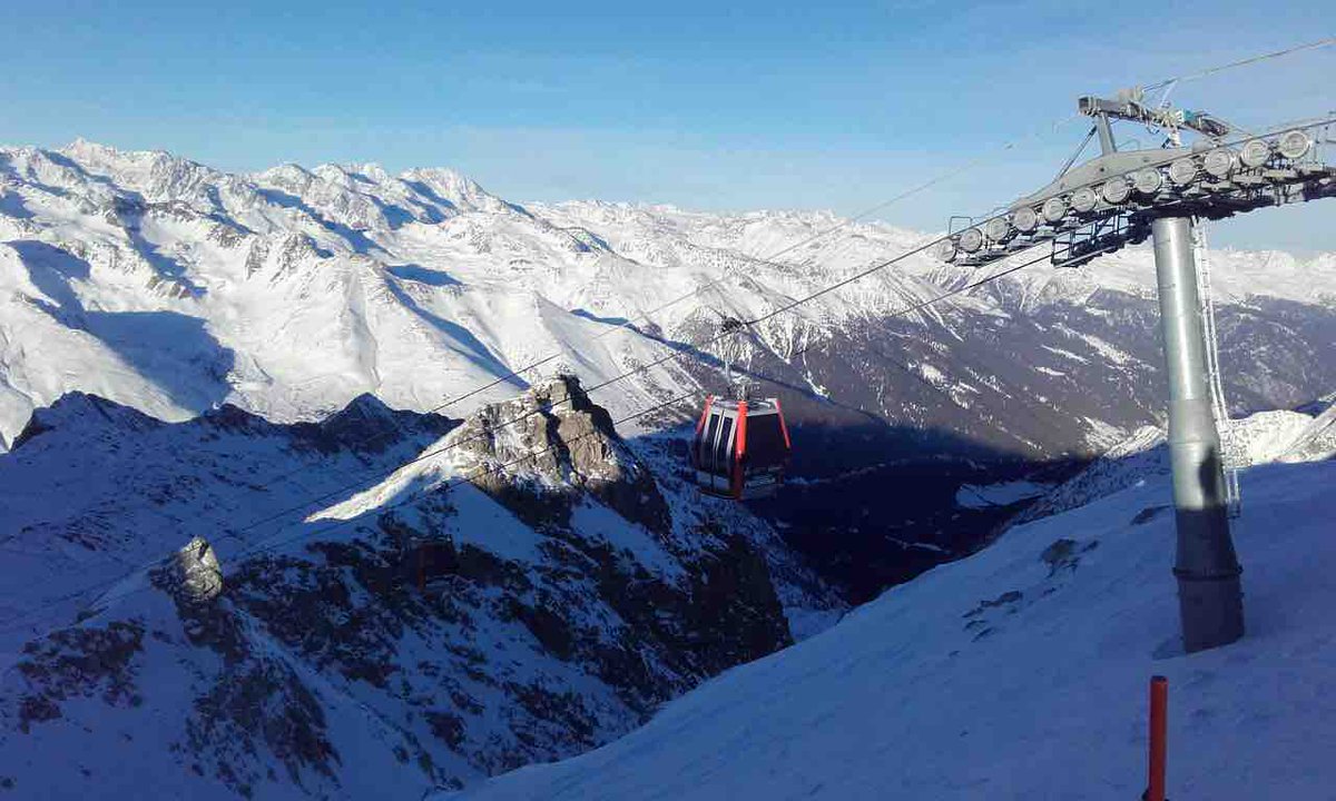PassoTonale_ski's tweet photo. #reptoptip Head up the glacier for stunning views of the whole valley and a 11km continuous run back down or go as a pedestrian in the Gondola. Make sure to grab a selfie and some chocolate at bar 3000 https://t.co/av2bjEMnVo
