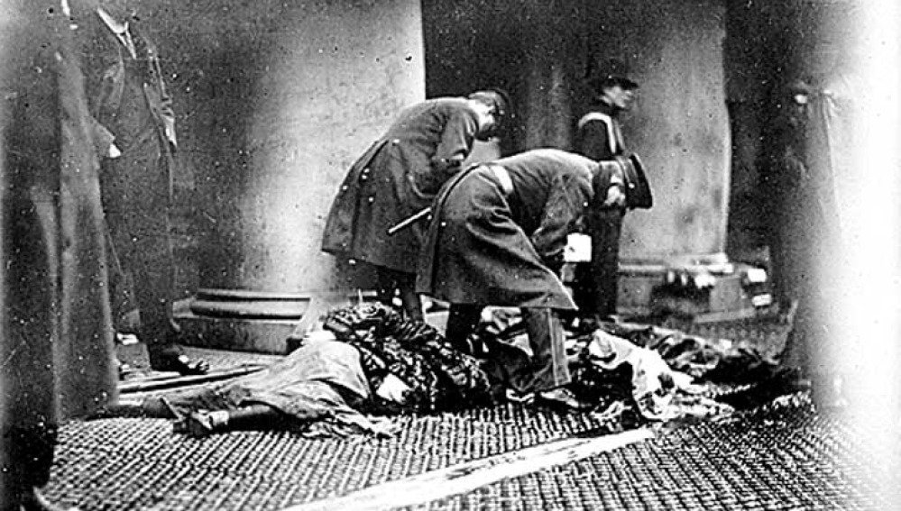 PiensaPrensa's tweet photo. 8 de marzo, día de la Mujer, el verdadero origen: una terrible, sangrienta e injusta matanza. A pesar de la connotación alegre y reivindicativa, lo que realmente se recuerda en esta fecha es la terrible matanza de 120 mujeres trabajadoras de una fábrica textil de Nueva York. https://t.co/zH7puaILN5
