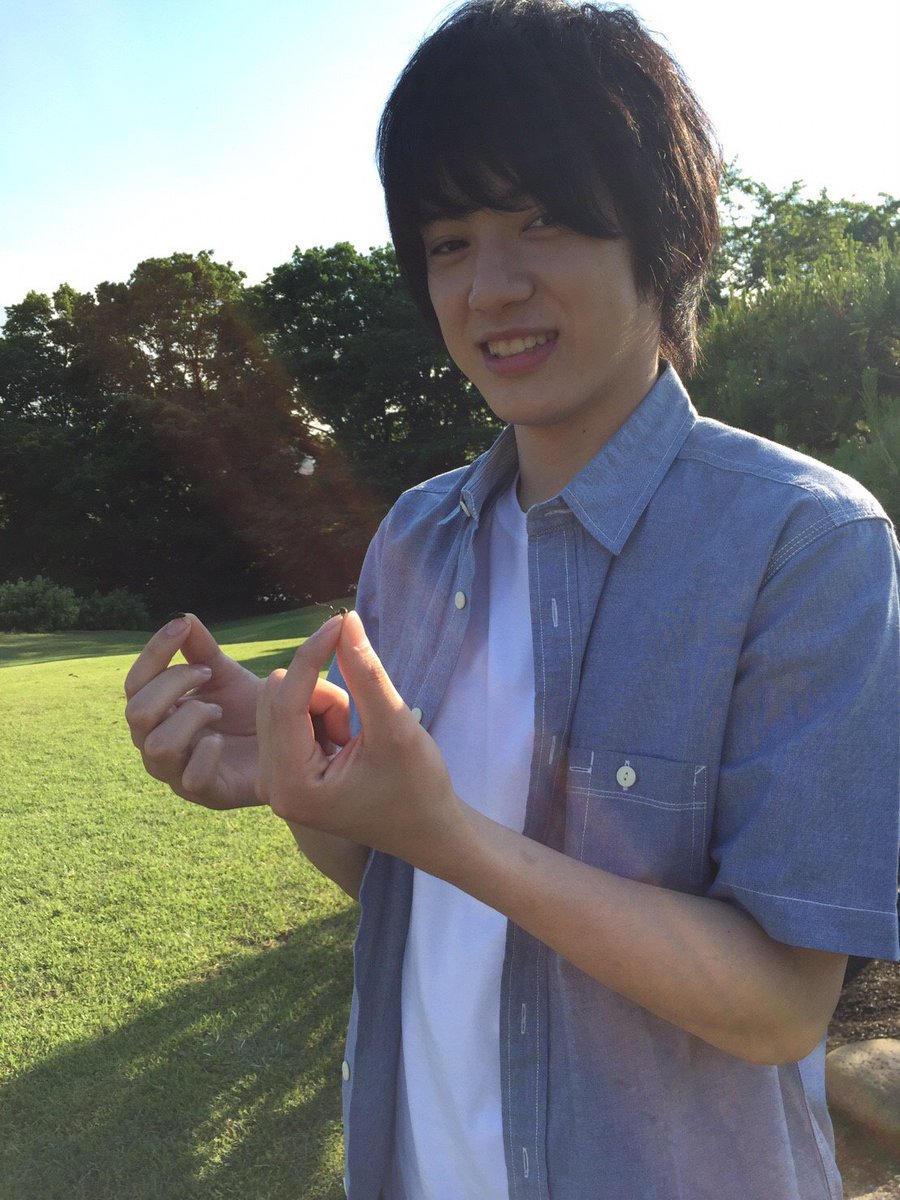 hanawasakuka_m's tweet photo. 待ち時間。何故かアリ🐜を持って微笑む ＃渡邉剣 さん☺️　＃花は咲くか 公開中です！入場者特典「桜井さんポストカード」は明日までの配布です✨ https://t.co/PeKAvTPlGx