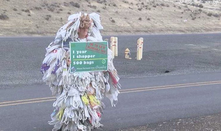 kimatv's tweet photo. Fashion statement? This Terrace Heights Landfill employee is sporting a year supply of plastic shopping bags. 😮 #Ellensburg has issued a #PlasticBagFee, but what if the same thing happened in Yakima? https://t.co/OCTKTy7GnD https://t.co/4O09jU8vzQ