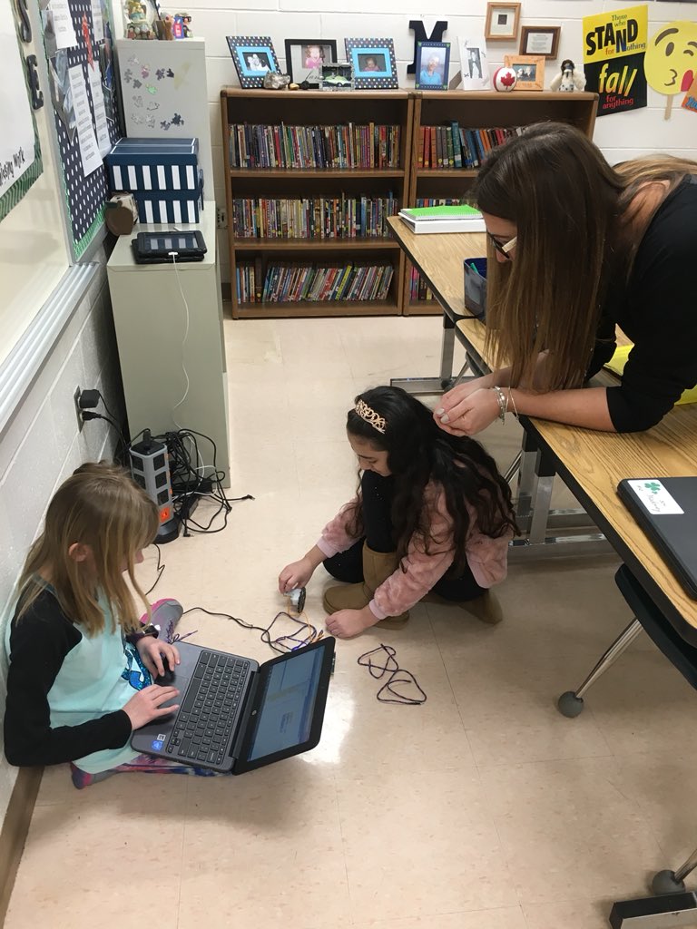 arminiojill's tweet image. Mrs. Mahoney’s 4th grade class exploring and creating using their Hummingbird kits. #MCSScience #MasonShines