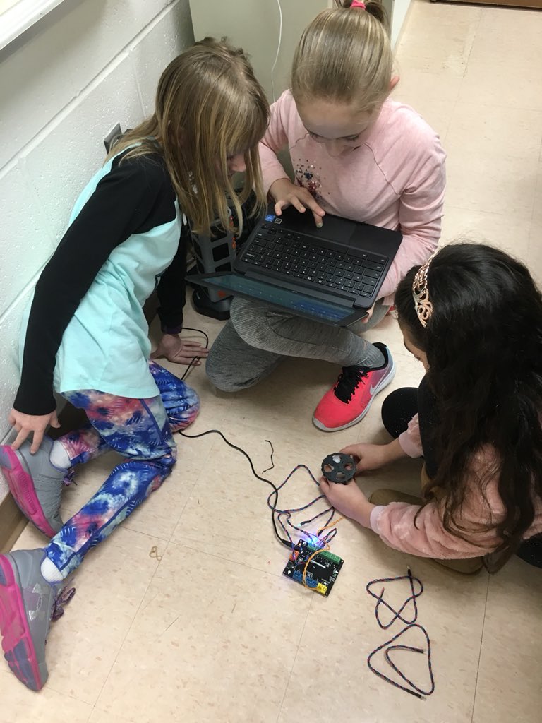 arminiojill's tweet image. Mrs. Mahoney’s 4th grade class exploring and creating using their Hummingbird kits. #MCSScience #MasonShines