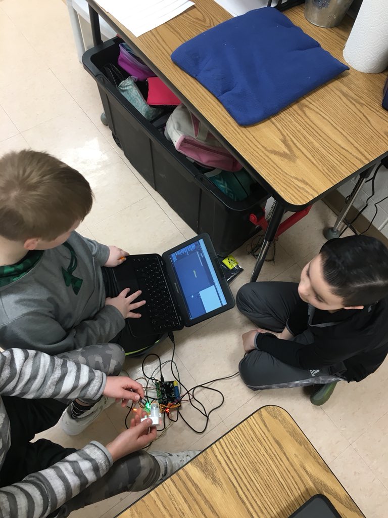 arminiojill's tweet image. Mrs. Mahoney’s 4th grade class exploring and creating using their Hummingbird kits. #MCSScience #MasonShines