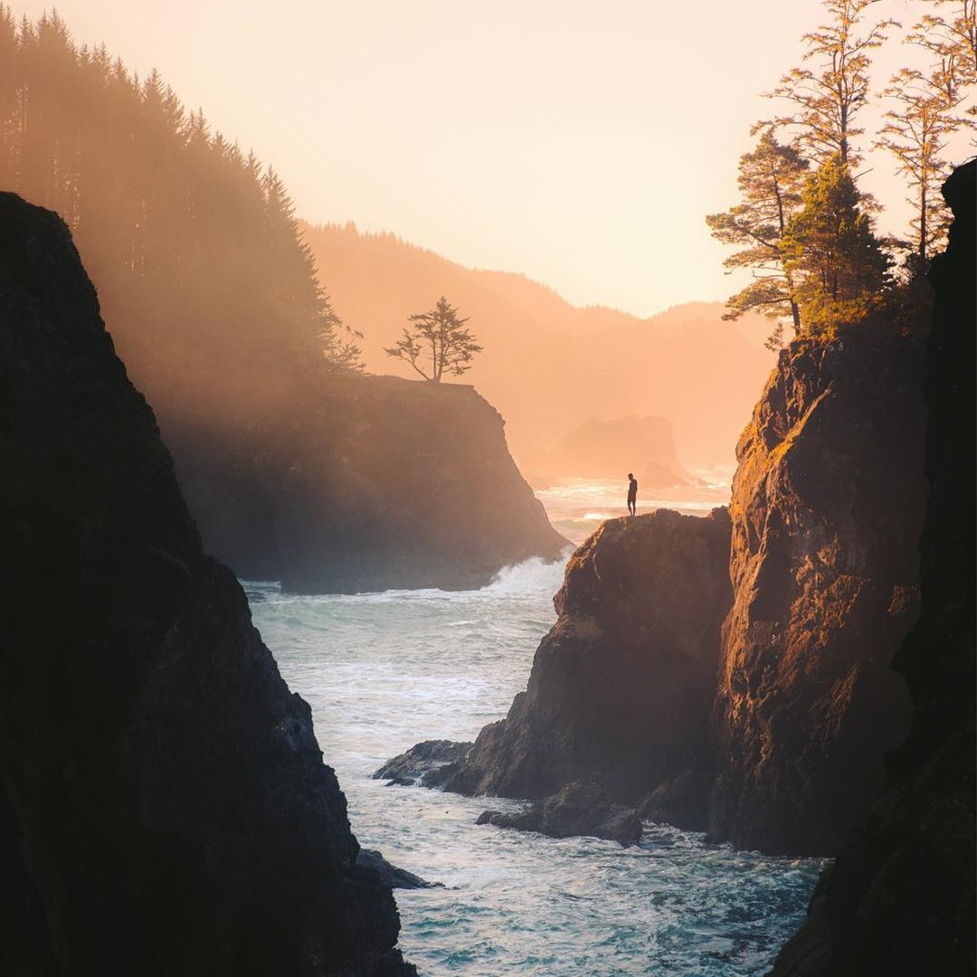 escapade_app's tweet photo. Dramatic coastlines are the best for exploring. The mist from the crashing waves surrounds you with sunbeams. ✨ Visit the link in our bio to subscribe for info on even more breathtaking destinations! 📸 @emmett_sparling
#travelwriter #escapadeapp #travel #travelphoto #holiday https://t.co/tLl5n7fidz