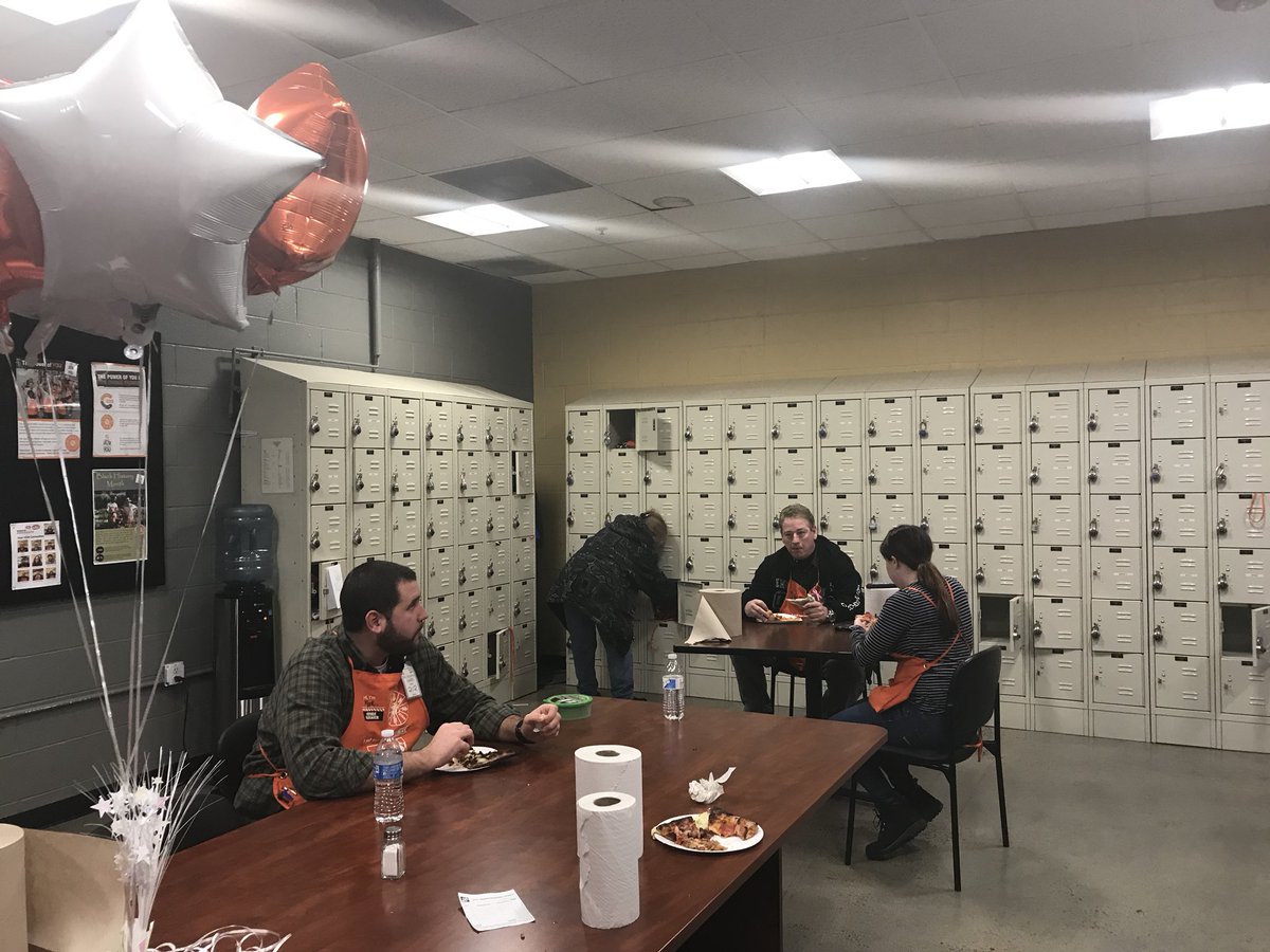 thd6201's tweet photo. Showing appreciation for associates that came in during the storm. #thankyou @MarkRouthier for picking out the best pizza @hmalak @smarteypantz https://t.co/4INdg4uYBO