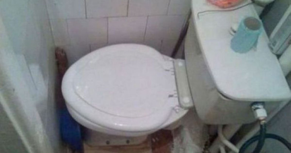 Charmaine11866's tweet image. I can literally see you cringing @MrSilverScott  If I had to use either of these toilets, I'd just hold it till I got home haha #DIYDisasters  GN