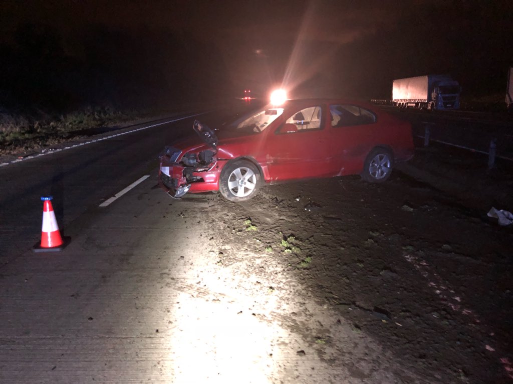 DerbyshireRPU's tweet image. A50 East Sudbury. Peugeot swerves to avoid fox, loses control and smashes into central reservation. Skoda swerves to avoid Peugeot, also smashes into central reservation. Luckily no injuries. #DriveToArrive #GreenCrossCode