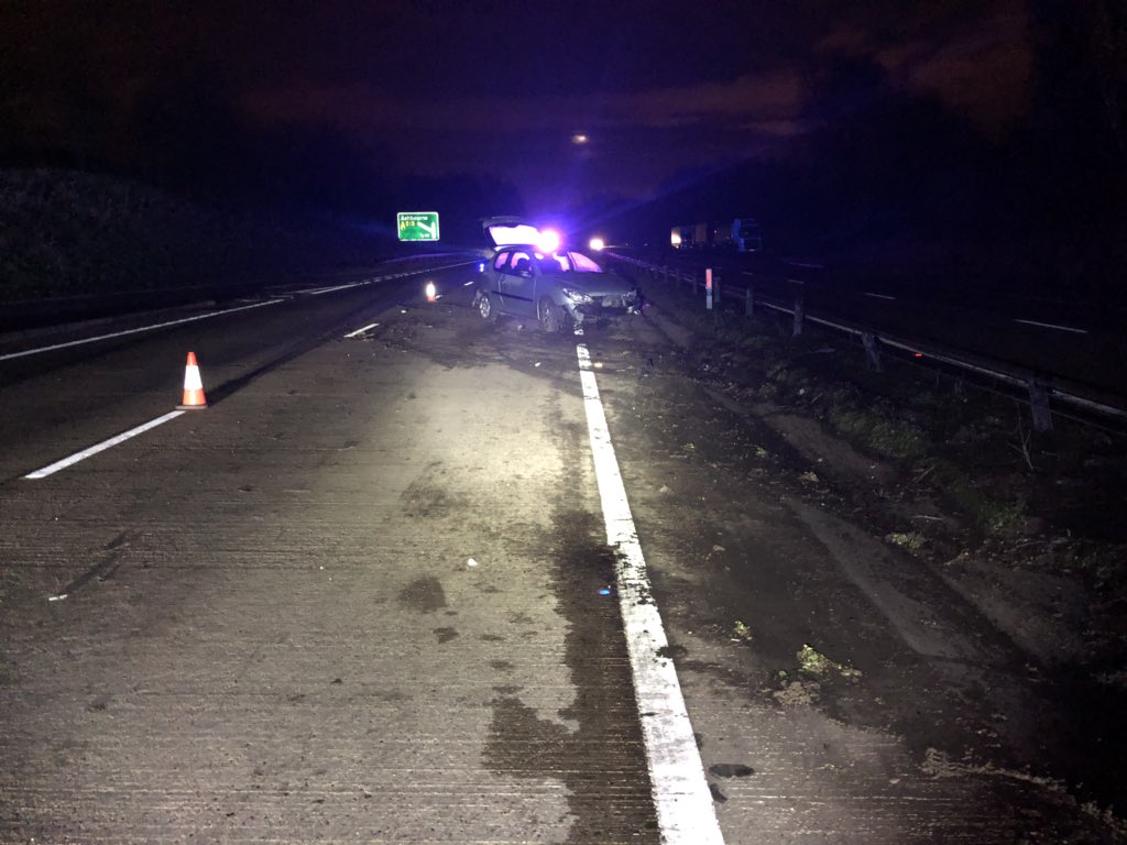 DerbyshireRPU's tweet image. A50 East Sudbury. Peugeot swerves to avoid fox, loses control and smashes into central reservation. Skoda swerves to avoid Peugeot, also smashes into central reservation. Luckily no injuries. #DriveToArrive #GreenCrossCode