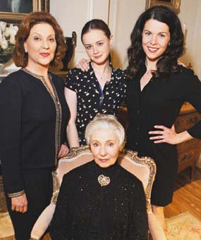 naomibinks's tweet photo. The Gilmore ladies
What an iconic photo!
@thelaurengraham @alexisbledel #gilmoregirls #laurengraham#lorelaigilmore #rorygilmore #emilygilmore #trixgilmore https://t.co/ehomCYncl9