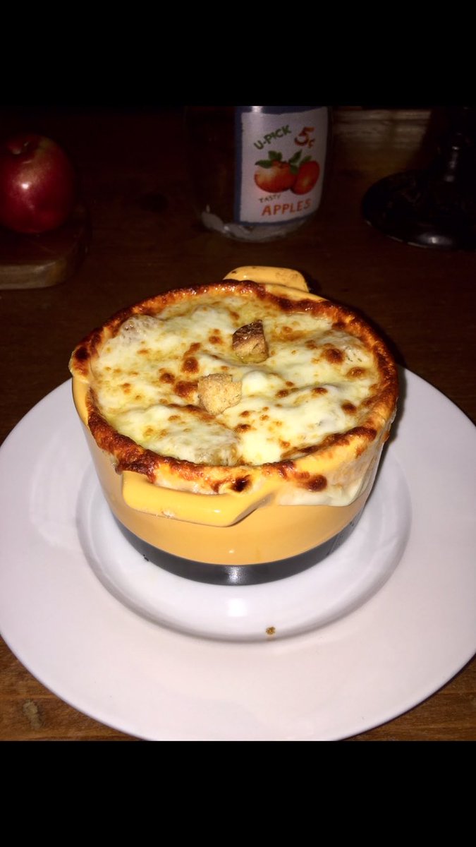 AlexKnoebel2's tweet photo. @GordonRamsay how's this homemade French Onion soup lookin? https://t.co/YPpZKaBvJM