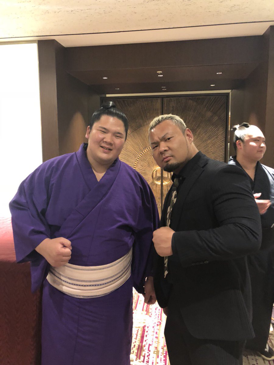 MuscleBeeeast's tweet photo. 昨日は木瀬部屋の激励会に呼んで頂いて行ってきましたー！

久しぶりのスーツ

腕がもう無理。

新しいの作らんと。

宇良くんありがとう！

宇良くん
KING GYMTシャツ着て下さってるみたいで嬉しい！

どっから手に入れたんか知らんねけど。笑 https://t.co/lZrrm7Rlzv
